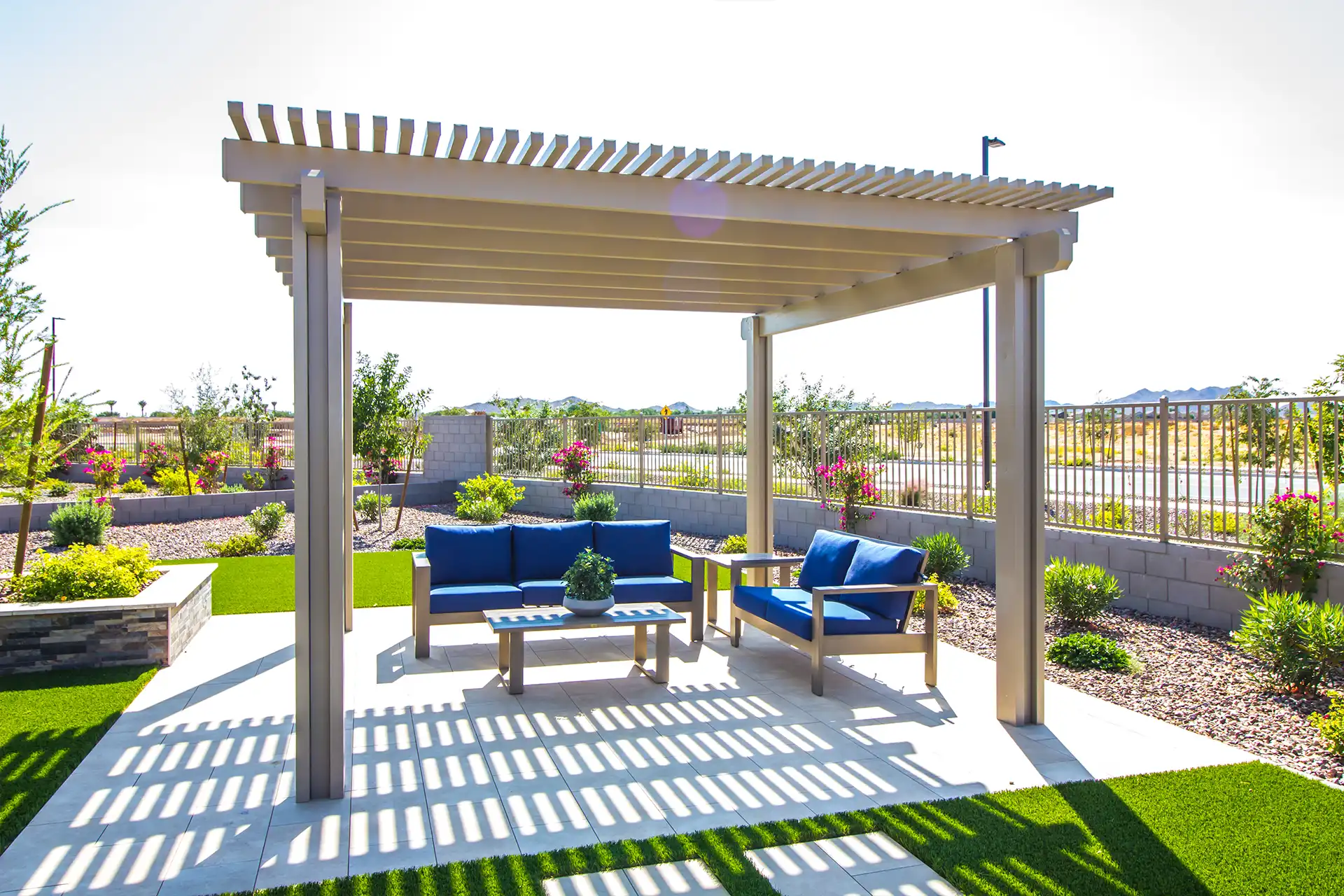  Pergola auf der hinteren Terrasse mit Holzmöbeln