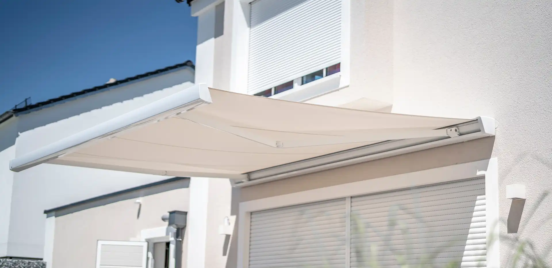 moderne, ausgefahrene, schlichte Design Markise